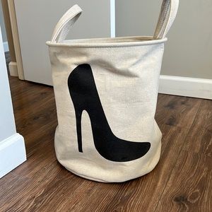 Fabric storage container with black pump